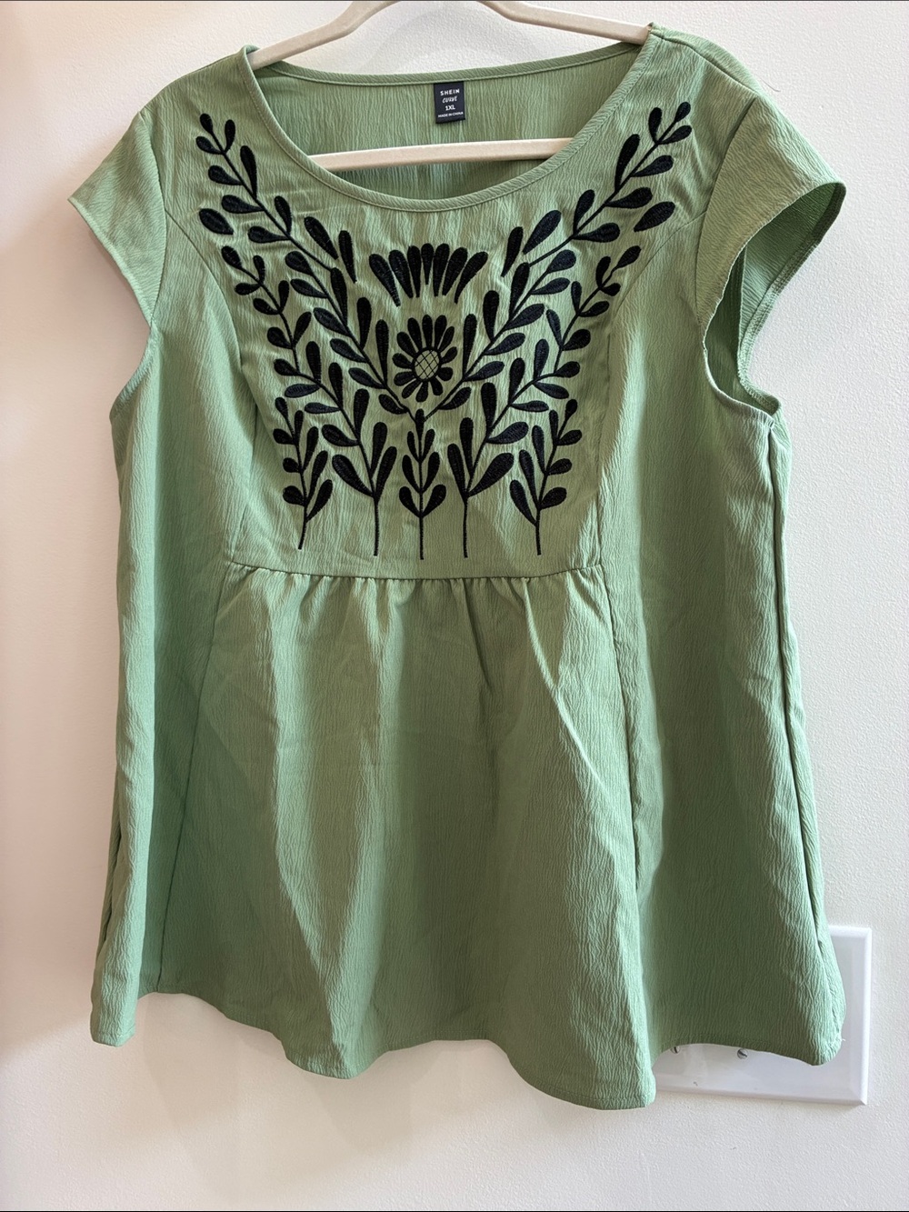 Shein curve 1x green embroidered peasant top boho look. So flattering NWOT